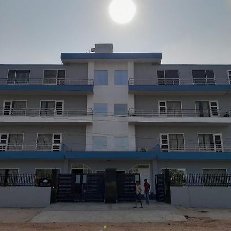 Hotel The Luxem - Behind Ibis Hotel Gurugram غورغاون المظهر الخارجي الصورة