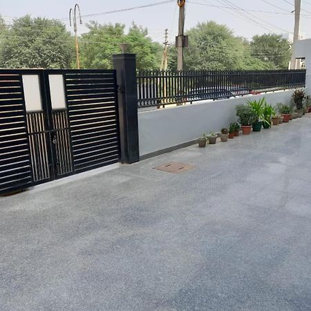 Hotel The Luxem - Behind Ibis Hotel Gurugram غورغاون المظهر الخارجي الصورة