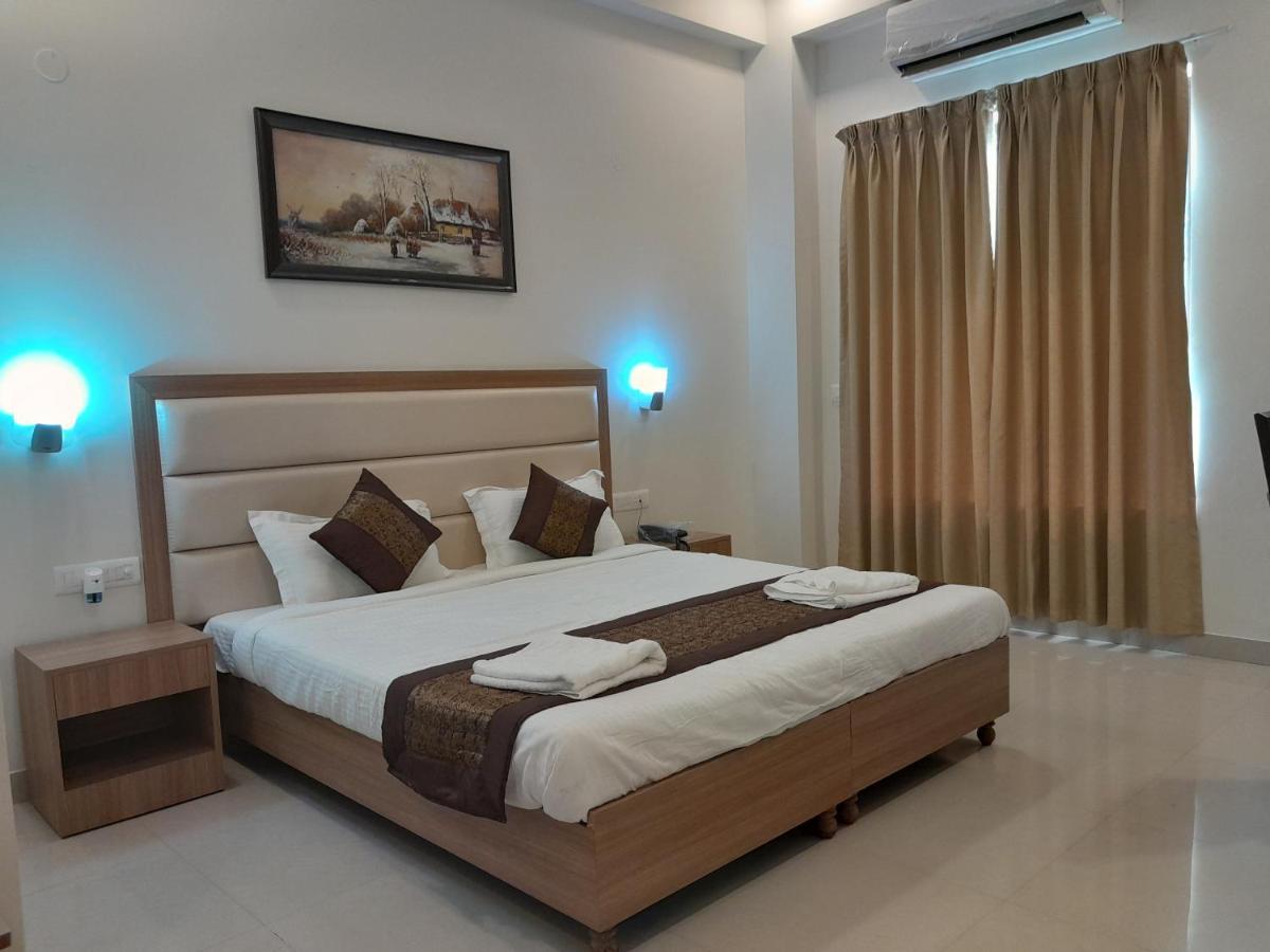 Hotel The Luxem - Behind Ibis Hotel Gurugram غورغاون المظهر الخارجي الصورة