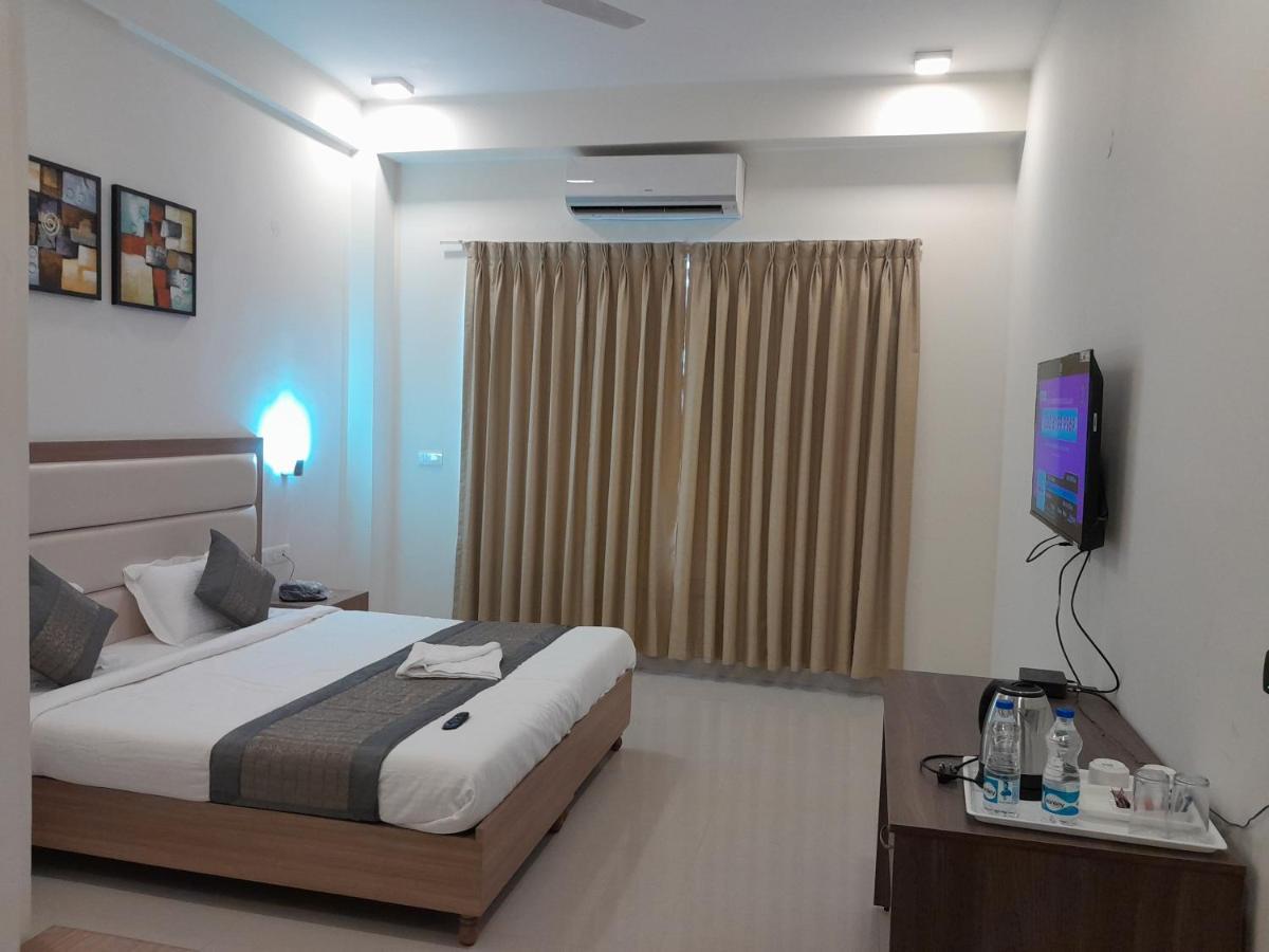 Hotel The Luxem - Behind Ibis Hotel Gurugram غورغاون المظهر الخارجي الصورة