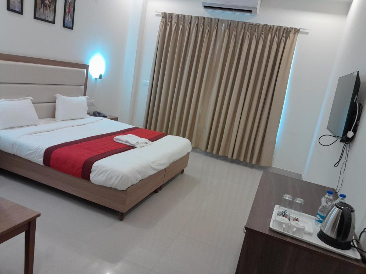 Hotel The Luxem - Behind Ibis Hotel Gurugram غورغاون المظهر الخارجي الصورة