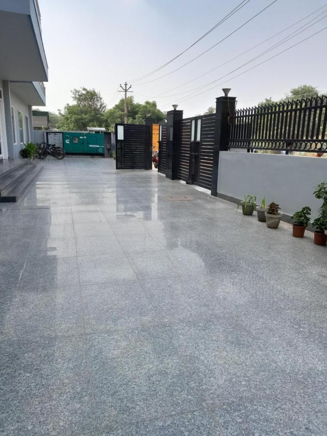 Hotel The Luxem - Behind Ibis Hotel Gurugram غورغاون المظهر الخارجي الصورة