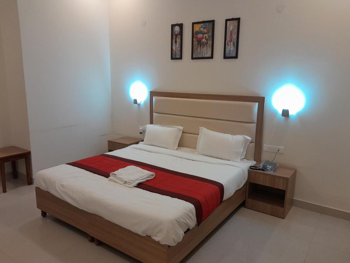 Hotel The Luxem - Behind Ibis Hotel Gurugram غورغاون المظهر الخارجي الصورة