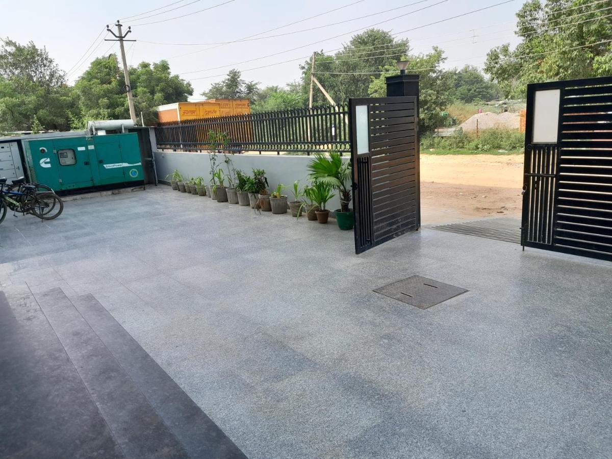 Hotel The Luxem - Behind Ibis Hotel Gurugram غورغاون المظهر الخارجي الصورة