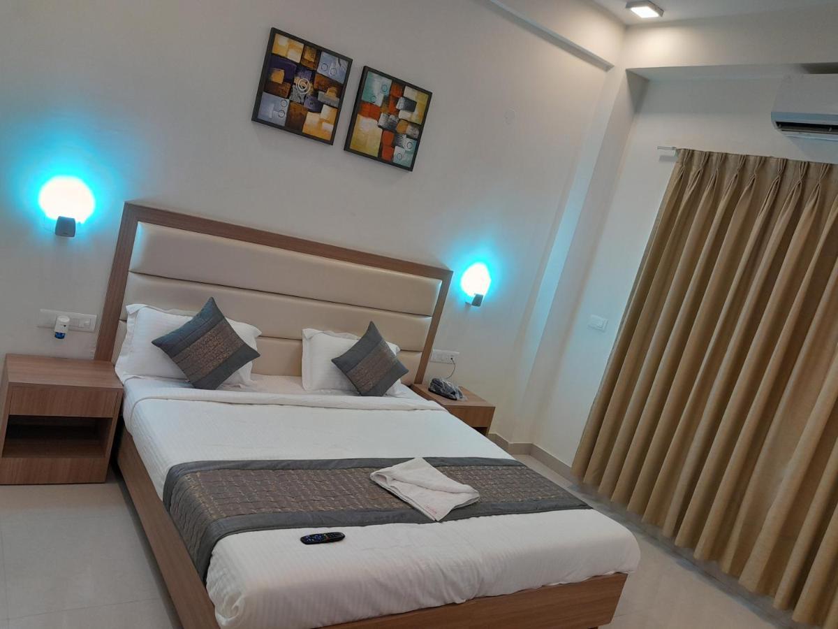 Hotel The Luxem - Behind Ibis Hotel Gurugram غورغاون المظهر الخارجي الصورة