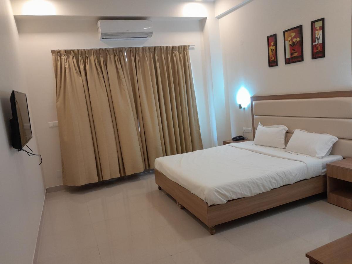 Hotel The Luxem - Behind Ibis Hotel Gurugram غورغاون المظهر الخارجي الصورة