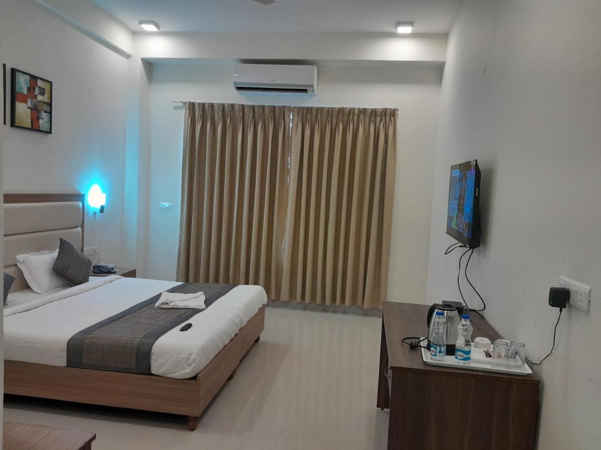 Hotel The Luxem - Behind Ibis Hotel Gurugram غورغاون المظهر الخارجي الصورة