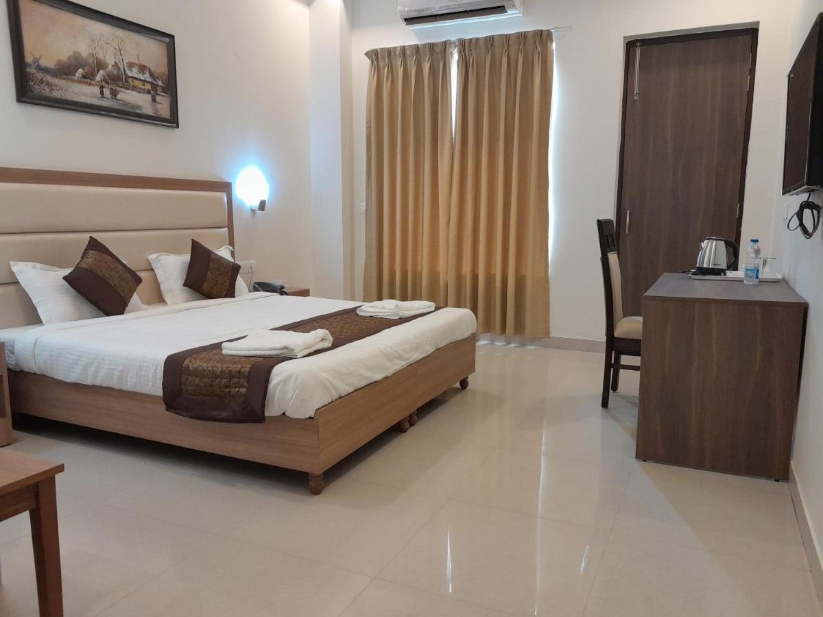 Hotel The Luxem - Behind Ibis Hotel Gurugram غورغاون المظهر الخارجي الصورة