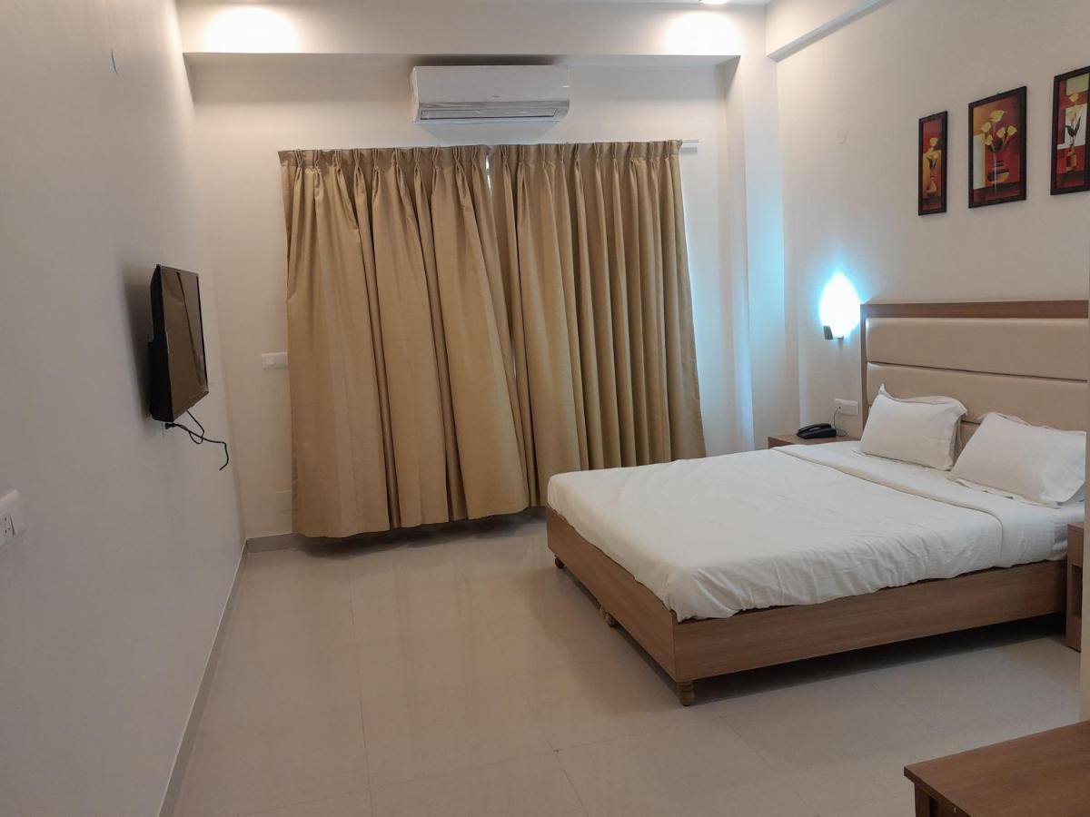 Hotel The Luxem - Behind Ibis Hotel Gurugram غورغاون المظهر الخارجي الصورة