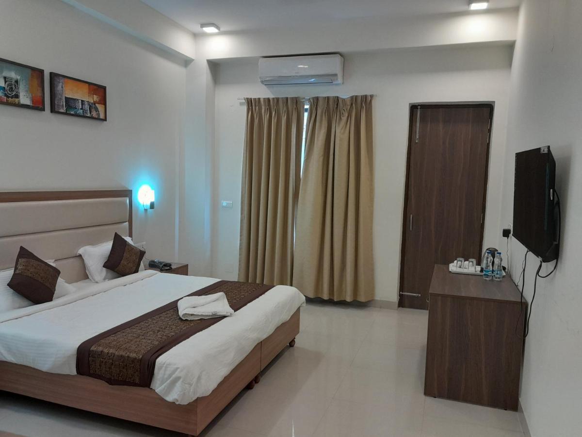 Hotel The Luxem - Behind Ibis Hotel Gurugram غورغاون المظهر الخارجي الصورة