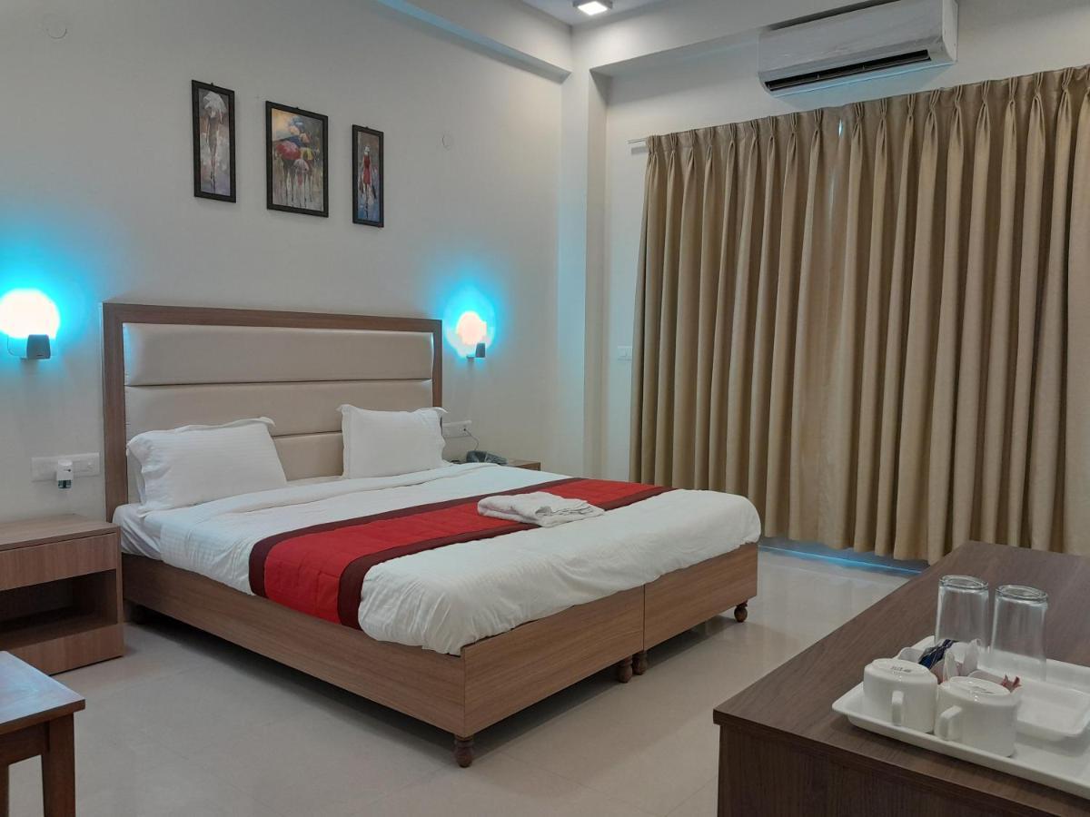 Hotel The Luxem - Behind Ibis Hotel Gurugram غورغاون المظهر الخارجي الصورة