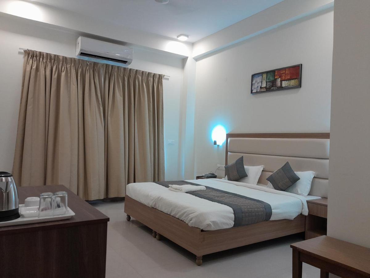 Hotel The Luxem - Behind Ibis Hotel Gurugram غورغاون المظهر الخارجي الصورة