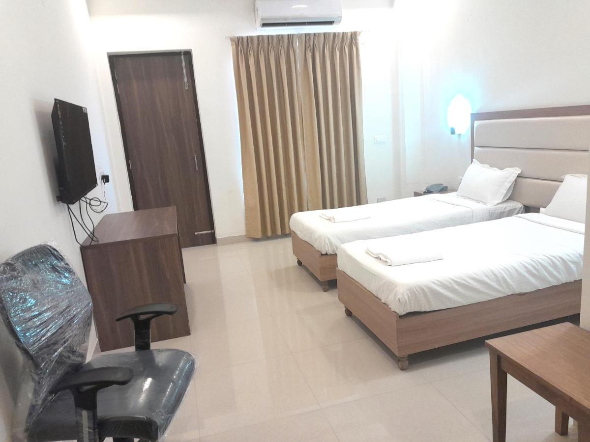 Hotel The Luxem - Behind Ibis Hotel Gurugram غورغاون المظهر الخارجي الصورة