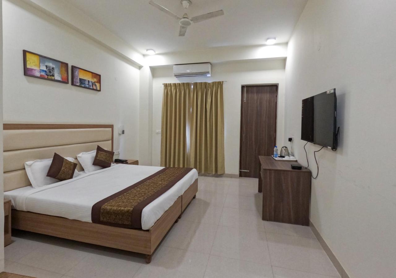 Hotel The Luxem - Behind Ibis Hotel Gurugram غورغاون المظهر الخارجي الصورة
