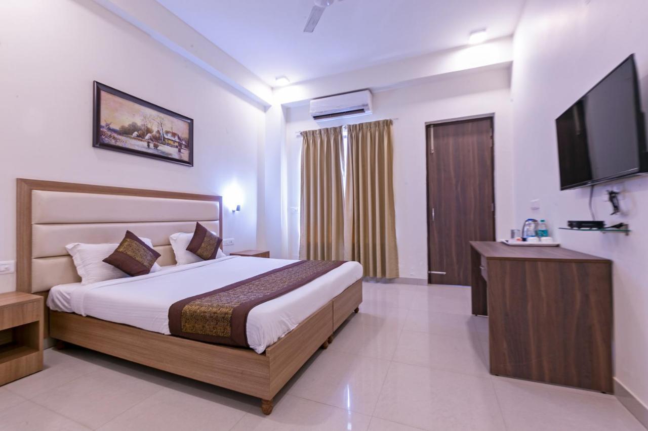 Hotel The Luxem - Behind Ibis Hotel Gurugram غورغاون المظهر الخارجي الصورة