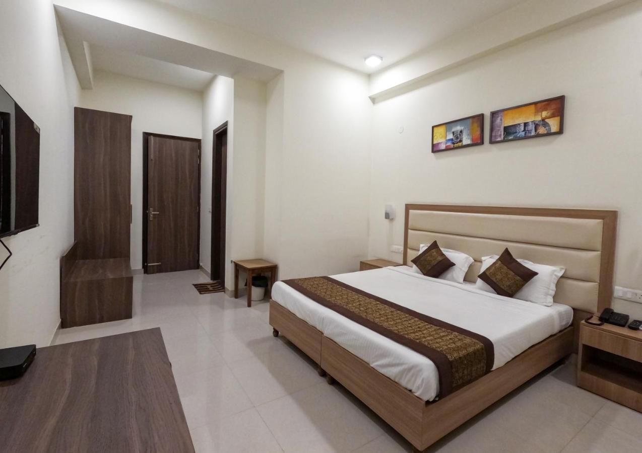 Hotel The Luxem - Behind Ibis Hotel Gurugram غورغاون المظهر الخارجي الصورة