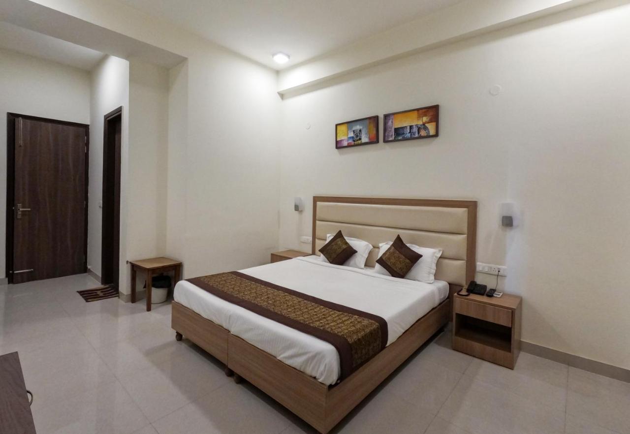 Hotel The Luxem - Behind Ibis Hotel Gurugram غورغاون المظهر الخارجي الصورة