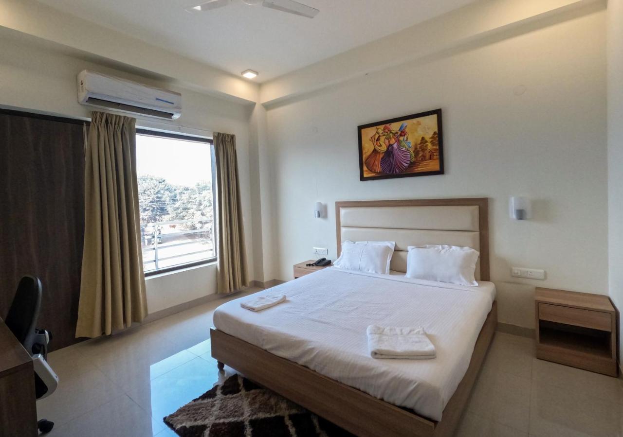 Hotel The Luxem - Behind Ibis Hotel Gurugram غورغاون المظهر الخارجي الصورة