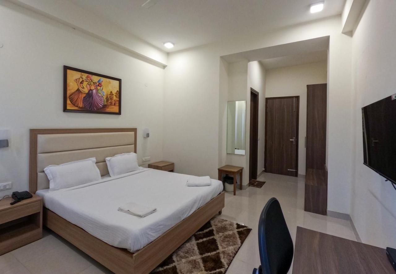 Hotel The Luxem - Behind Ibis Hotel Gurugram غورغاون المظهر الخارجي الصورة