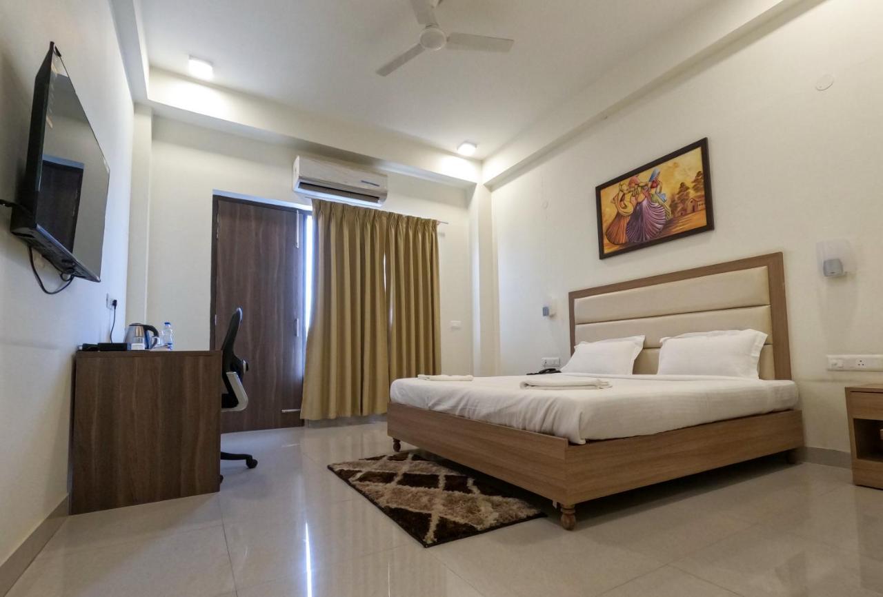 Hotel The Luxem - Behind Ibis Hotel Gurugram غورغاون المظهر الخارجي الصورة