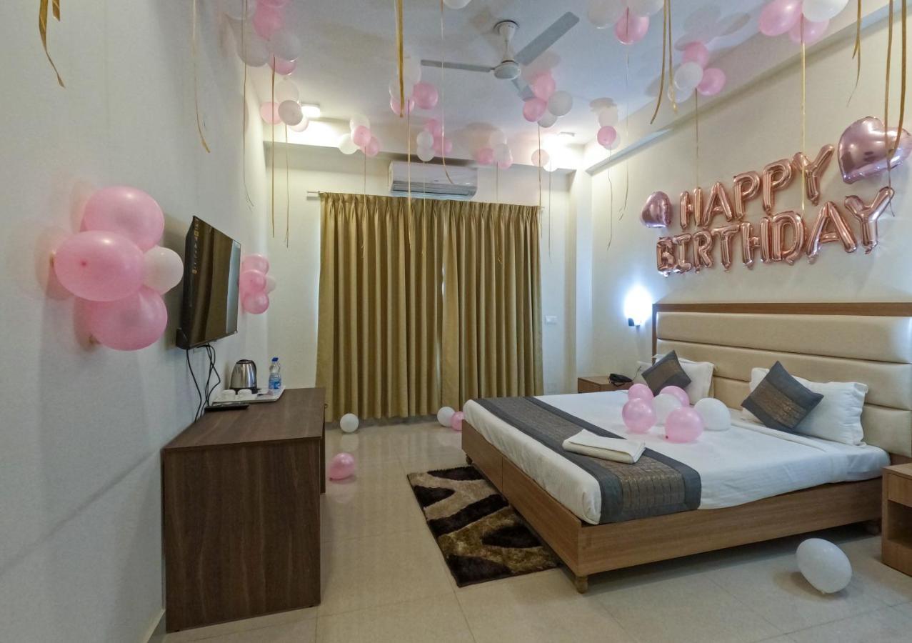 Hotel The Luxem - Behind Ibis Hotel Gurugram غورغاون المظهر الخارجي الصورة