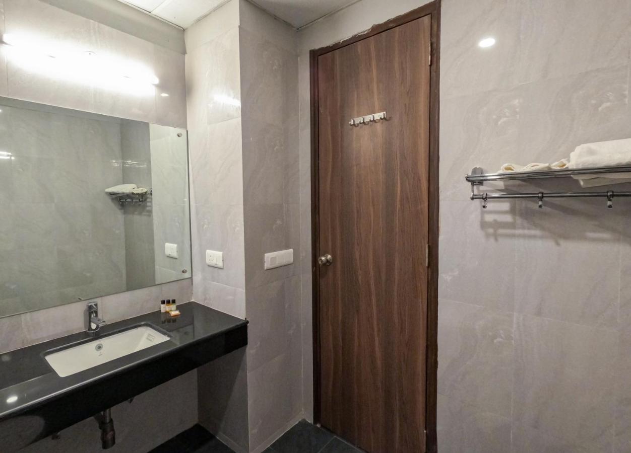 Hotel The Luxem - Behind Ibis Hotel Gurugram غورغاون المظهر الخارجي الصورة