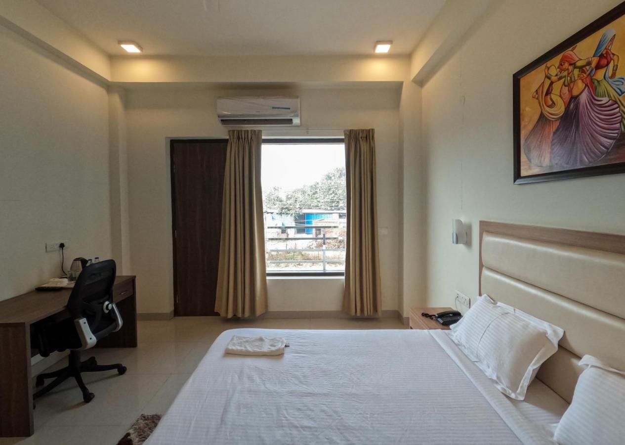 Hotel The Luxem - Behind Ibis Hotel Gurugram غورغاون المظهر الخارجي الصورة
