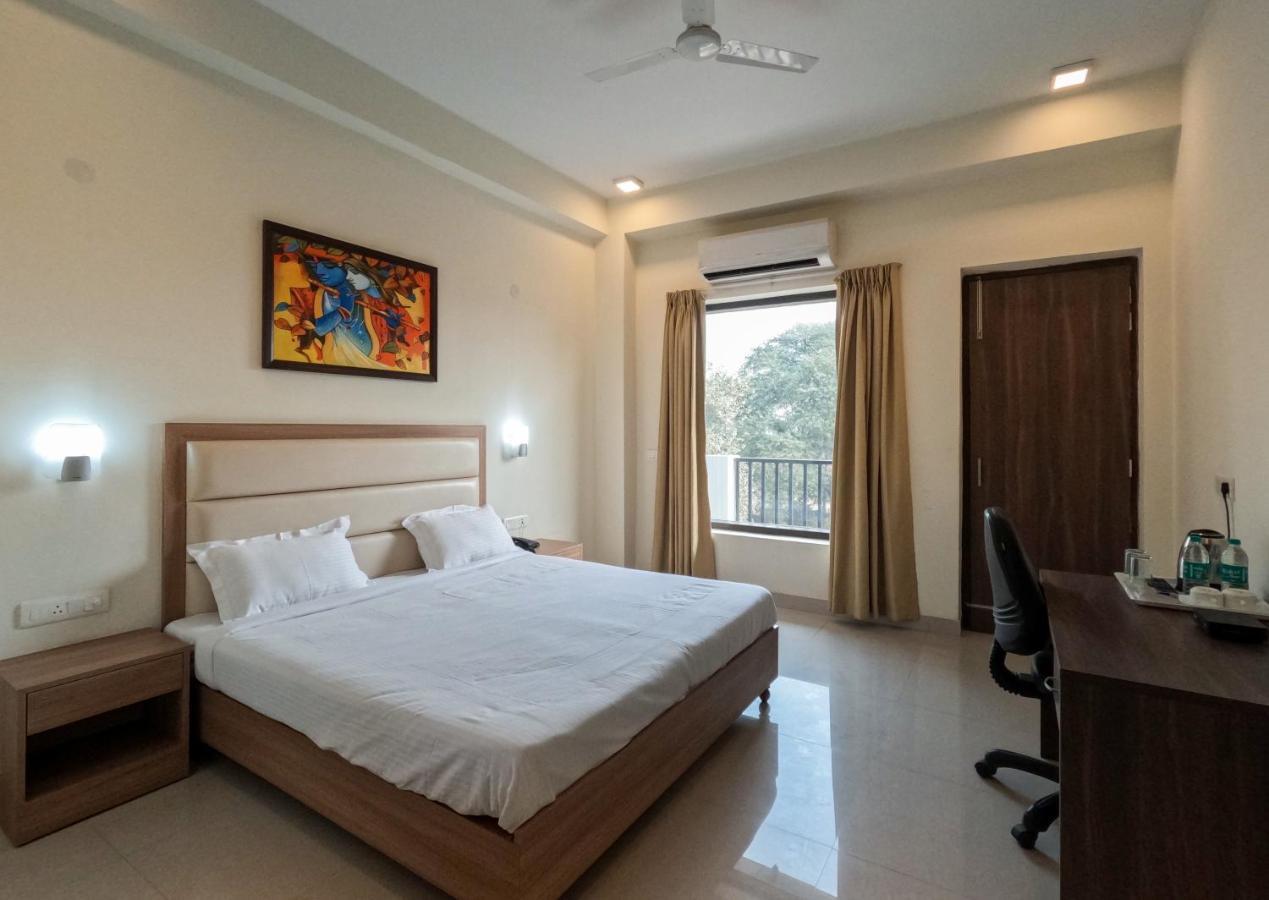 Hotel The Luxem - Behind Ibis Hotel Gurugram غورغاون المظهر الخارجي الصورة
