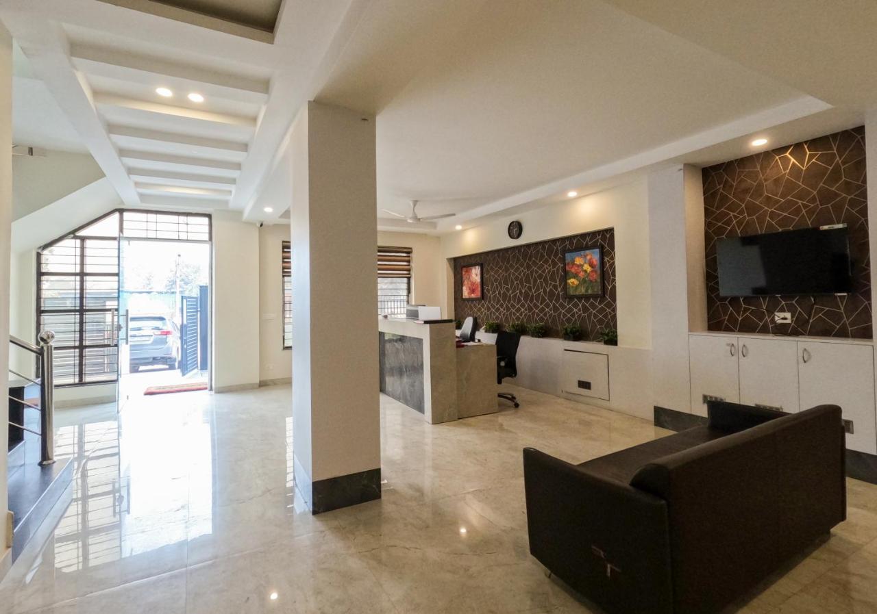 Hotel The Luxem - Behind Ibis Hotel Gurugram غورغاون المظهر الخارجي الصورة