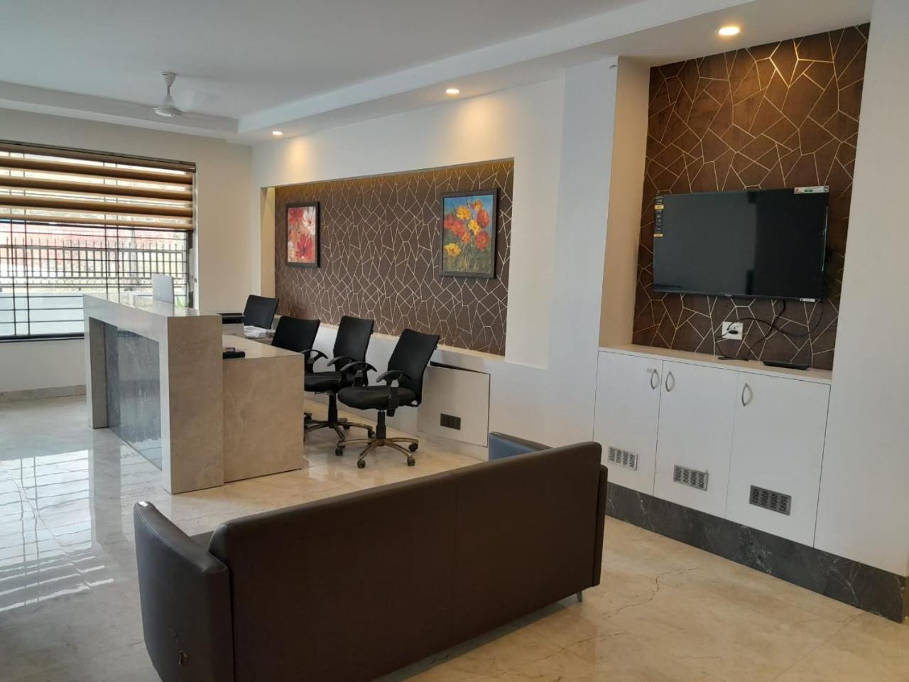 Hotel The Luxem - Behind Ibis Hotel Gurugram غورغاون المظهر الخارجي الصورة