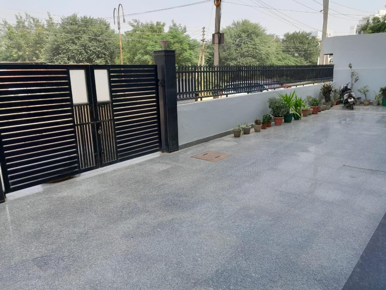 Hotel The Luxem - Behind Ibis Hotel Gurugram غورغاون المظهر الخارجي الصورة